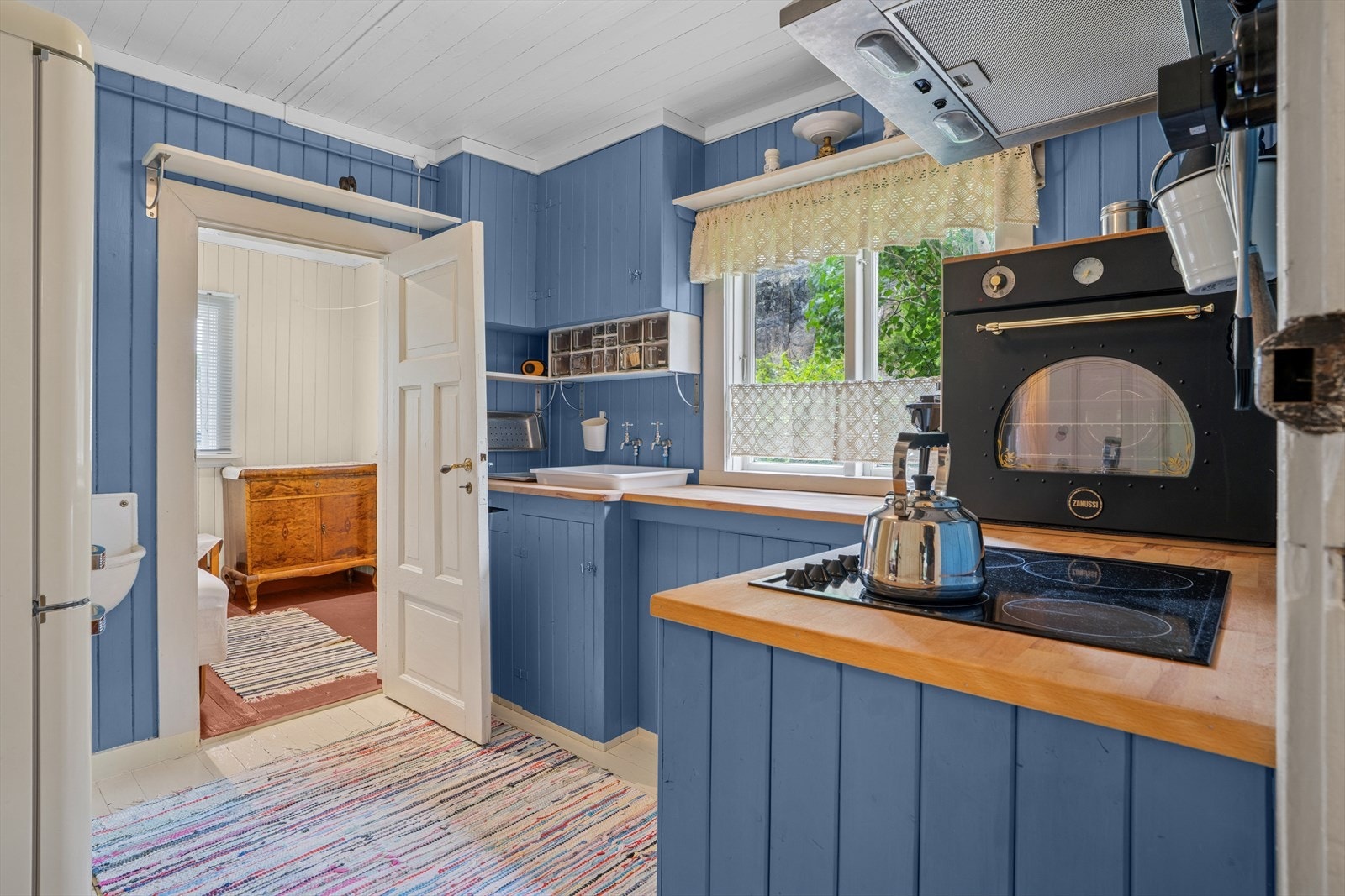 Her er det godt med både skap- og benkplass. Galleribilde