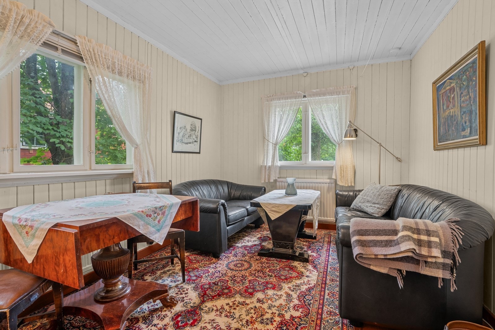 Stuen har store vindusflater som slipper godt med dagslys inn i rommet. Galleribilde