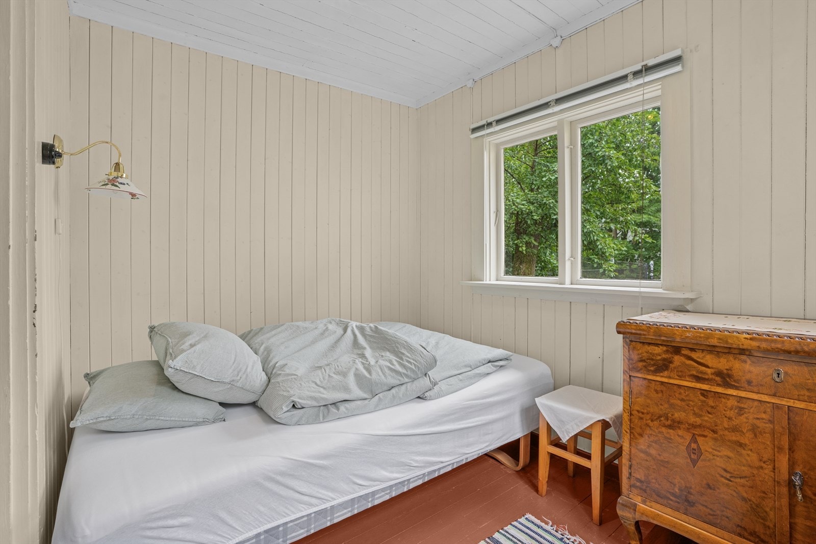 Soverommet er romslig med plass til stor seng, tilhørende møblement og oppbevaring. Galleribilde