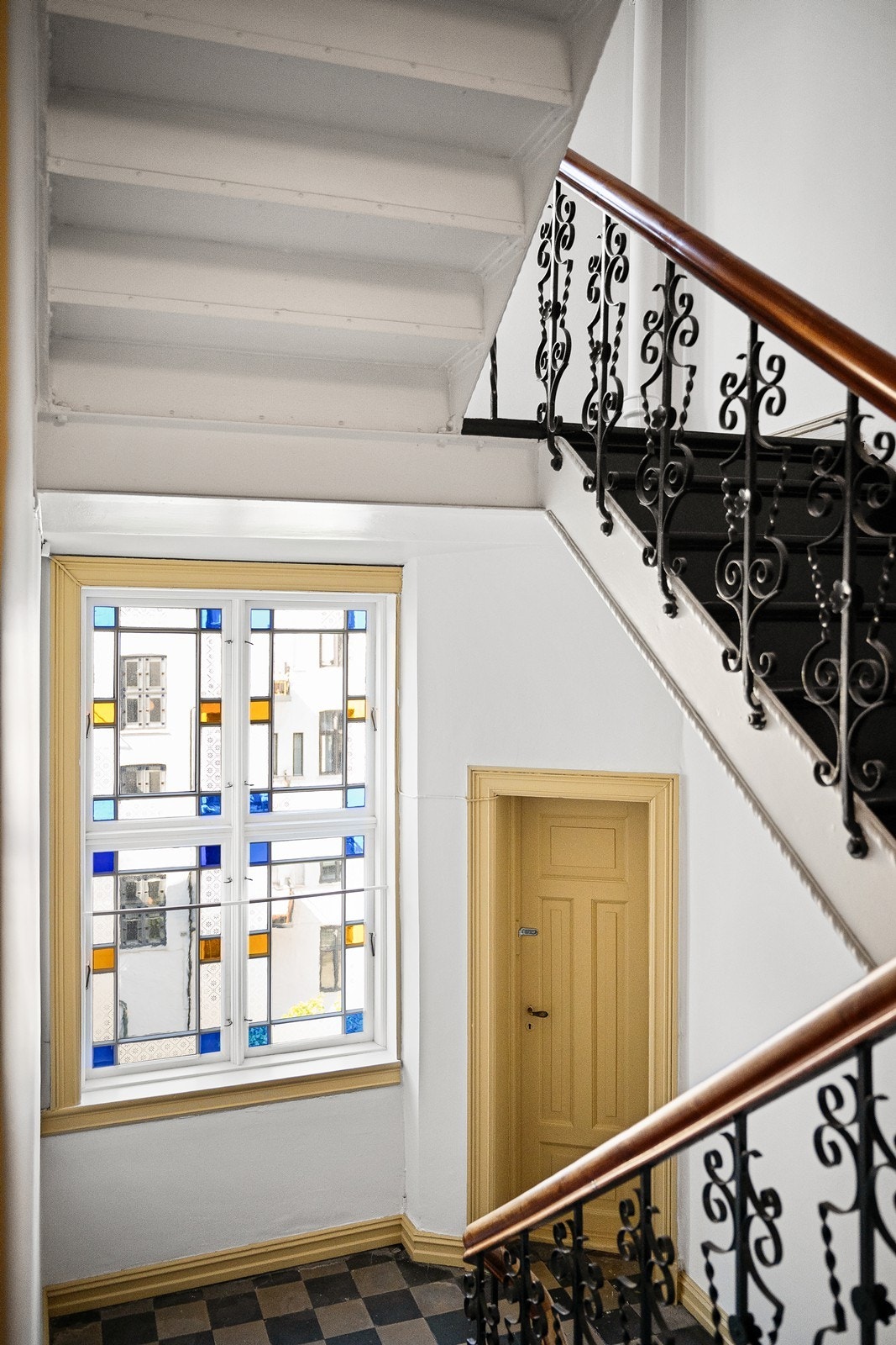 Flott trappeoppgang med klassiske detaljer Galleribilde