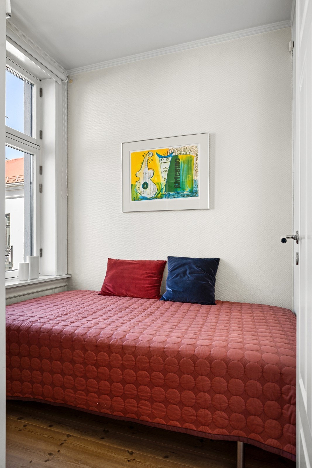 Soverommet ligger vendt mot rolig bakgård Galleribilde