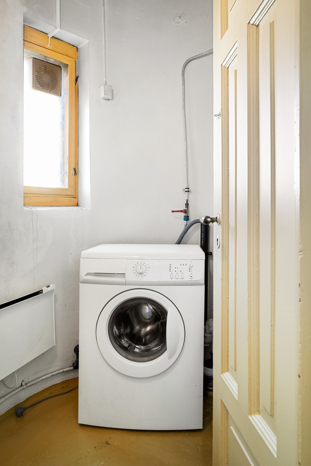 Privat vaskerom med inngang fra trappeoppgang Galleribilde