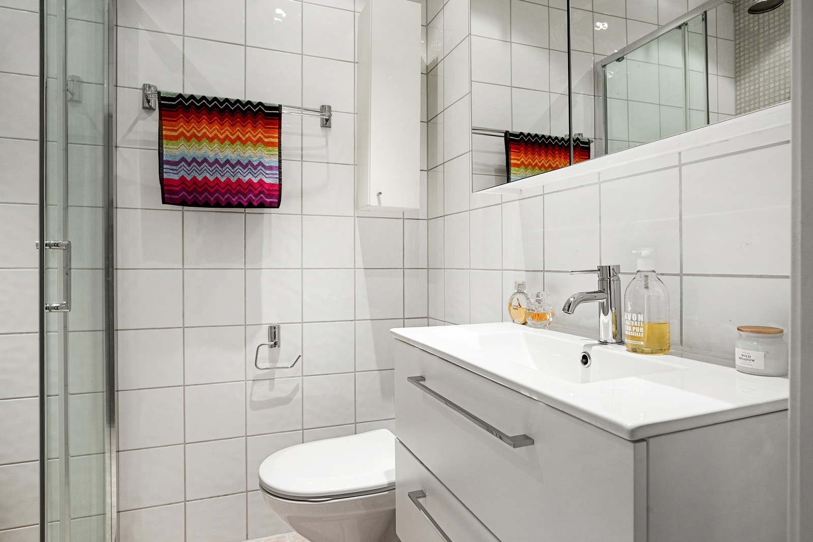 Stilrent flislagt bad Galleribilde