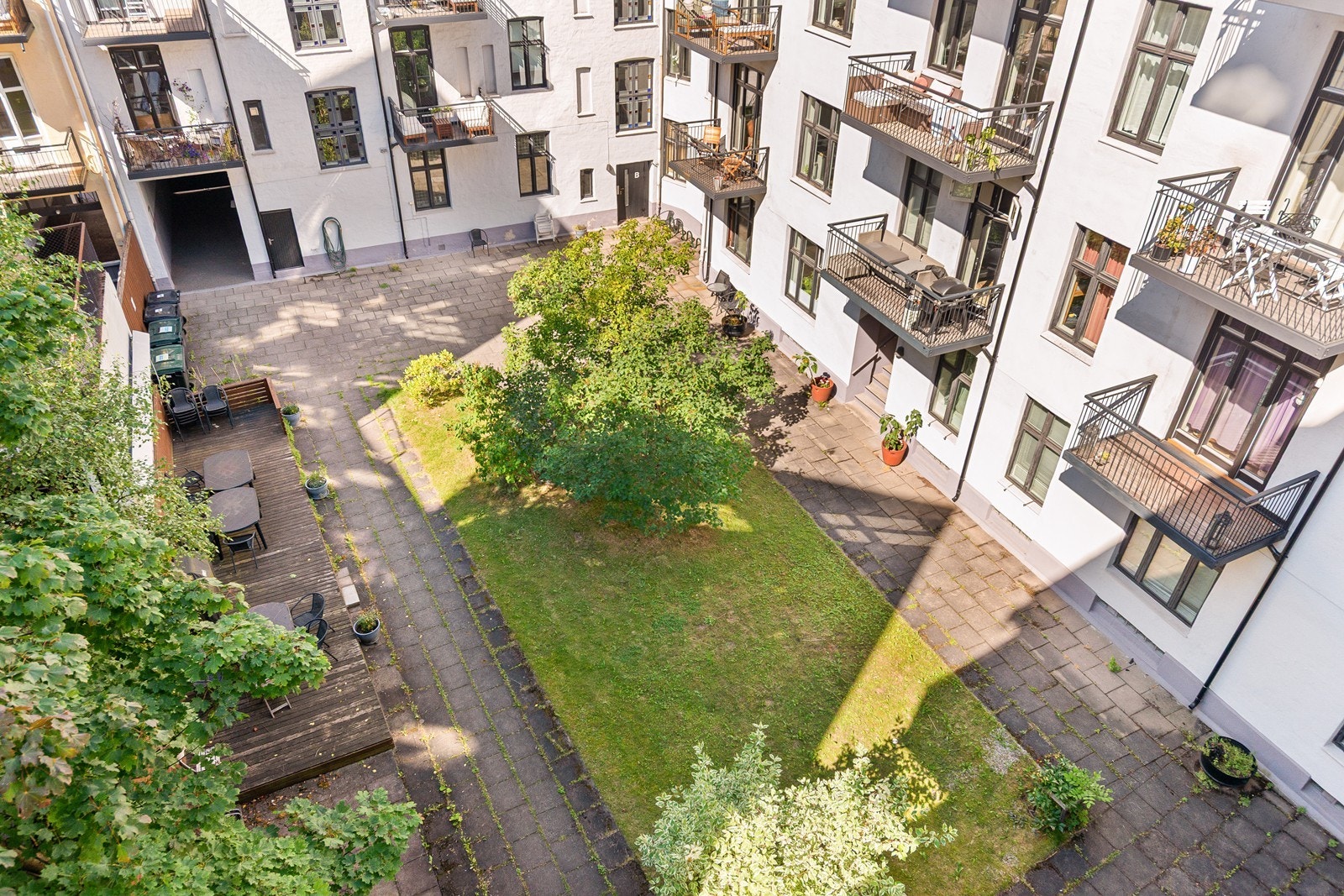 Balkongen vender inn mot hyggelig bakgård Galleribilde