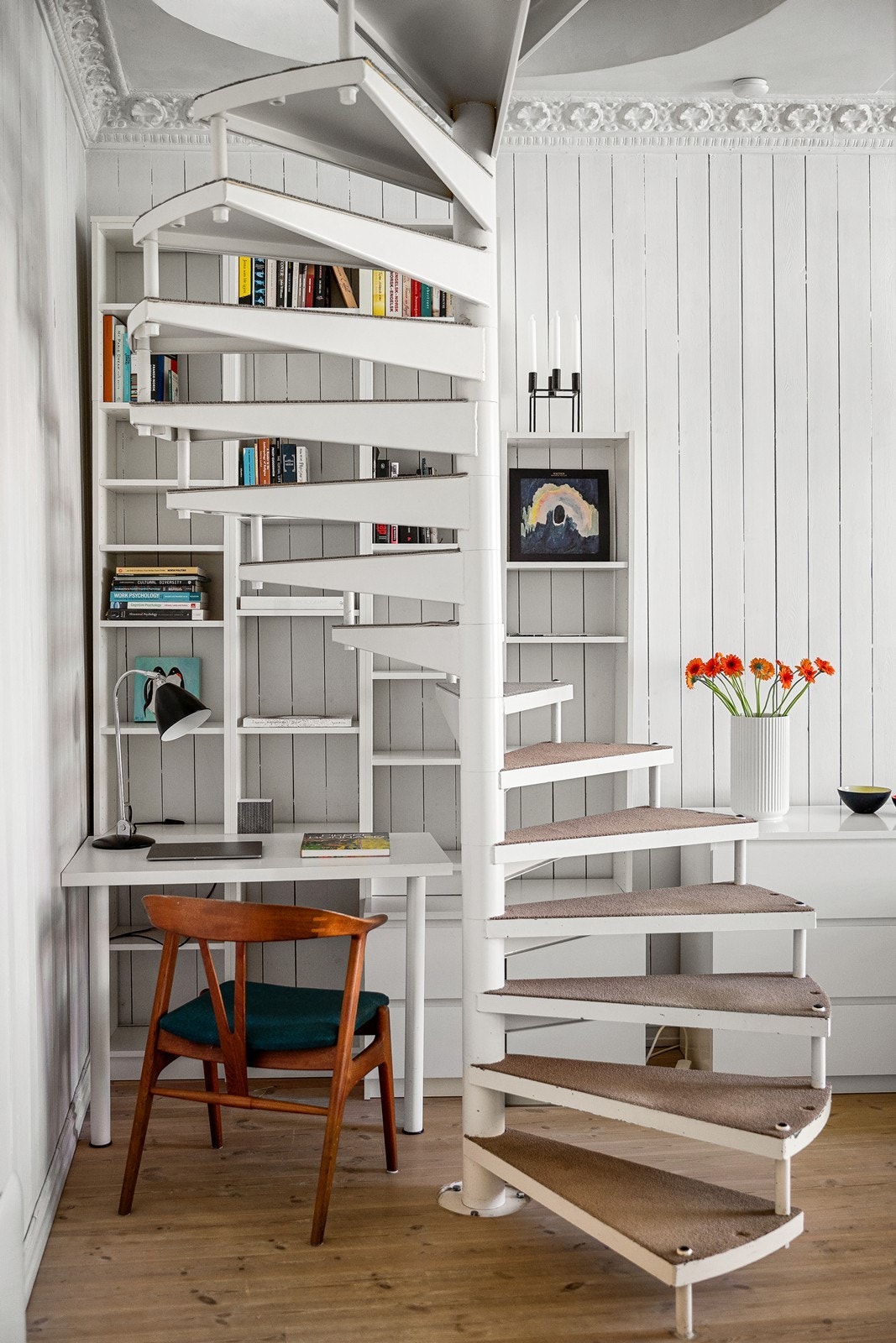 Fin arbeidsplass under vindeltrappen Galleribilde