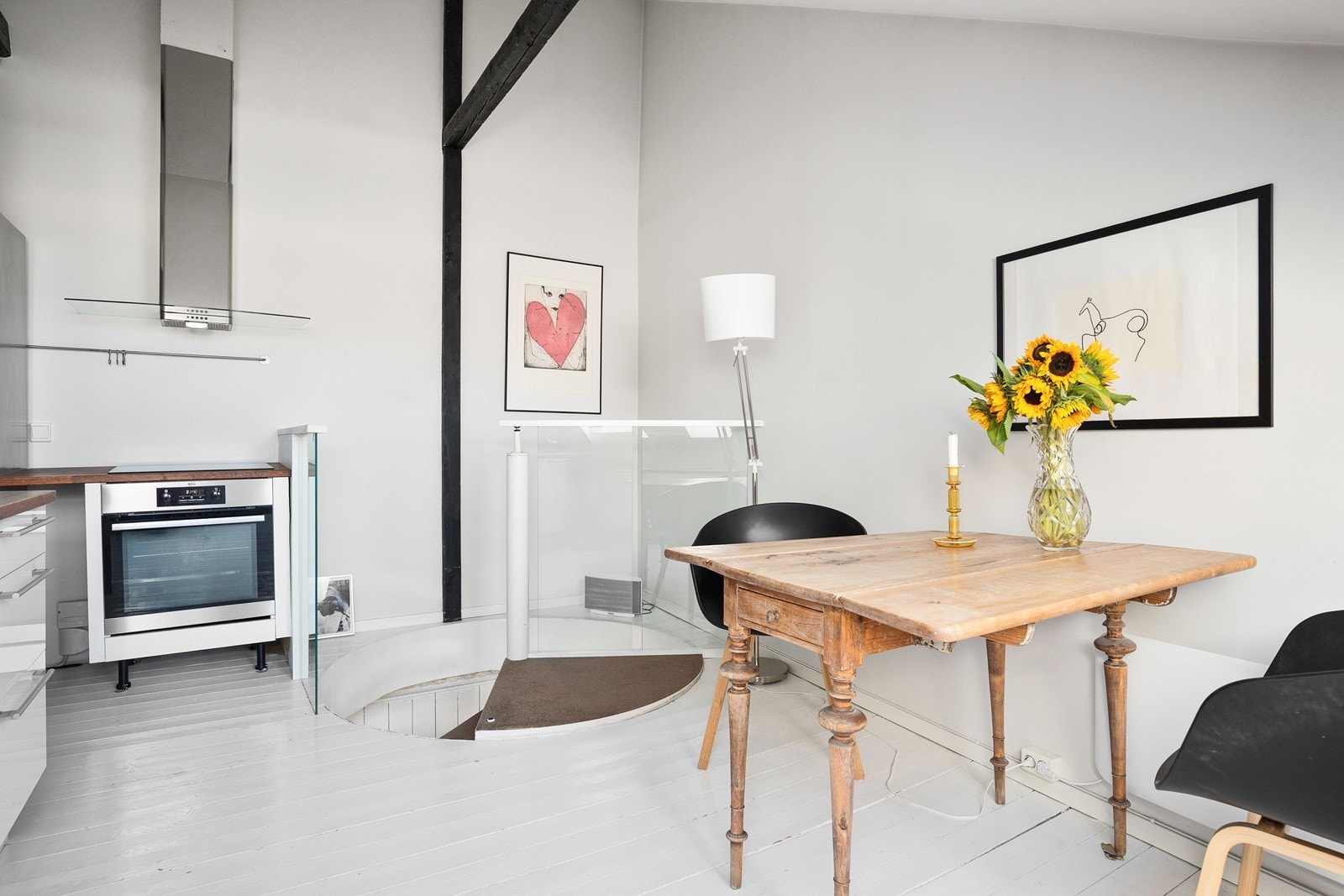 I loftsetasjen finner en kjøkken samt et av boligens to soverom. Stor takhøyde mot endevegg med synlige loftsbjelker Galleribilde