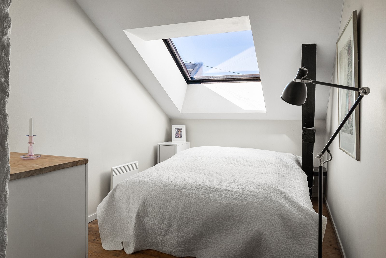 Soverom 1 er utstyrt med Velux takvindu med integrert solskjerming og blendingsgardin Galleribilde