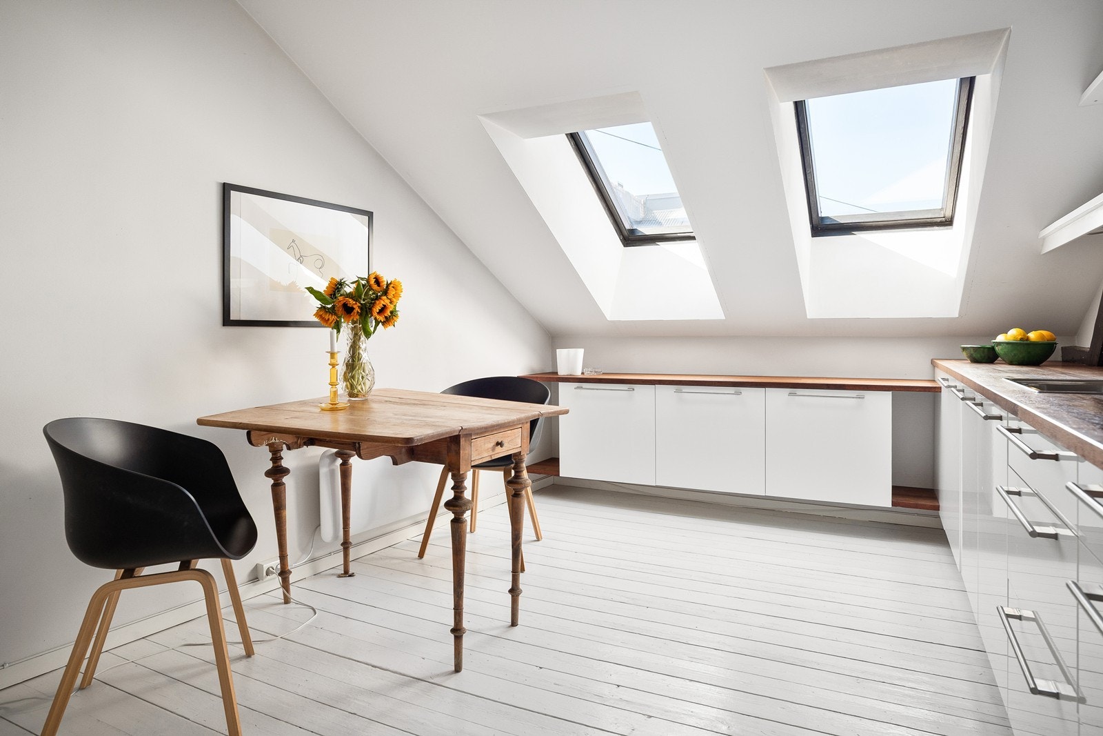 Romslig kjøkken med god plass til spisebord Galleribilde