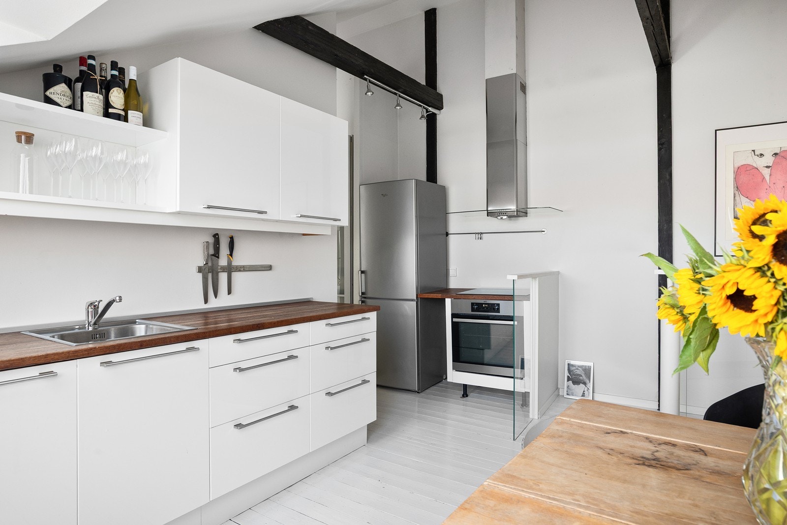 Integrerte oppvaskmaskin, induksjon platetopp og stekeovn, samt kjøl/frys skap og ventilator. Alt medfølger Galleribilde