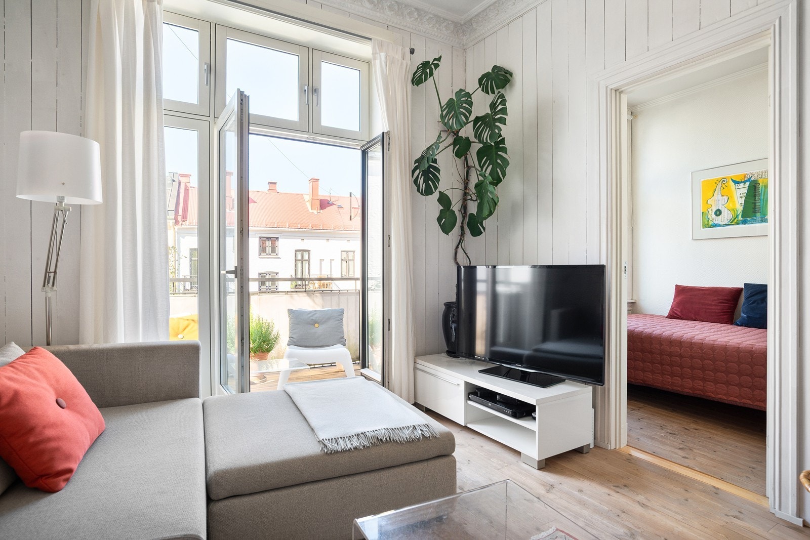 Store vindusflater sørger for rikelig av naturlig lysinnslipp Galleribilde