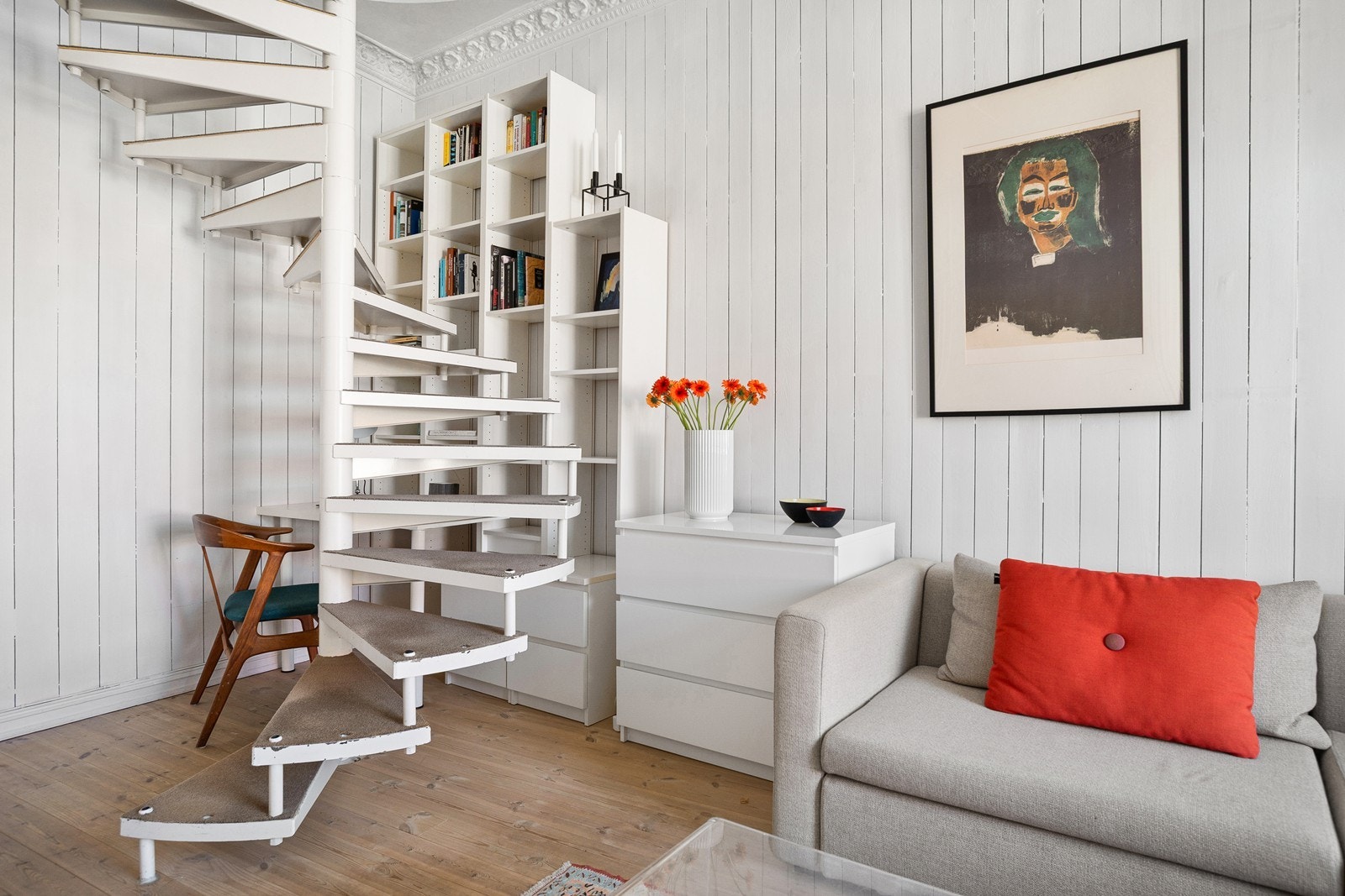 Stilig vindeltrapp tar deg opp til andre etasje Galleribilde