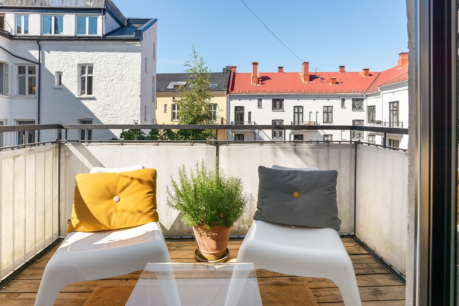 Klassiske detaljer som stukkatur og god takhøyde gir leiligheten et pent særpreg Galleribilde