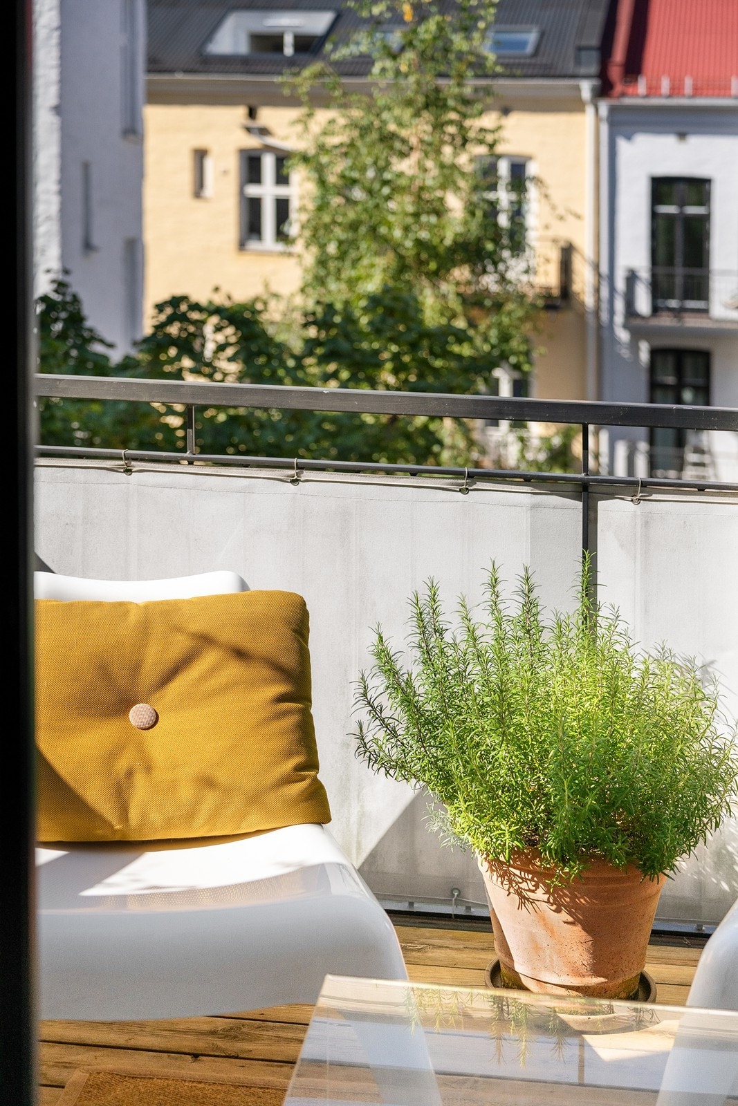 Romslig balkong med noe ettermiddagssol i sommerhalvåret Galleribilde