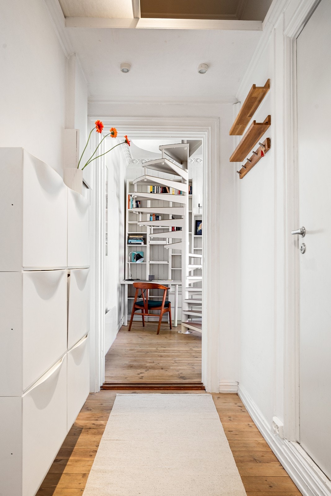 Romslig entré med god plass for sko og klesavheng Galleribilde