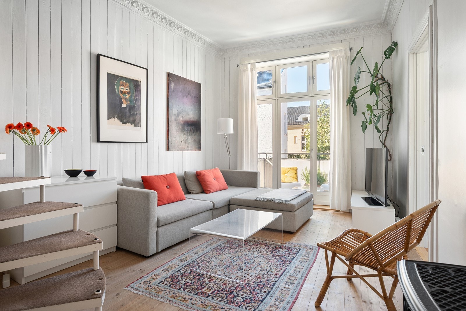 Lys og tilbaketrukket 3-roms toppleilighet over 2 plan med balkong og peis Galleribilde