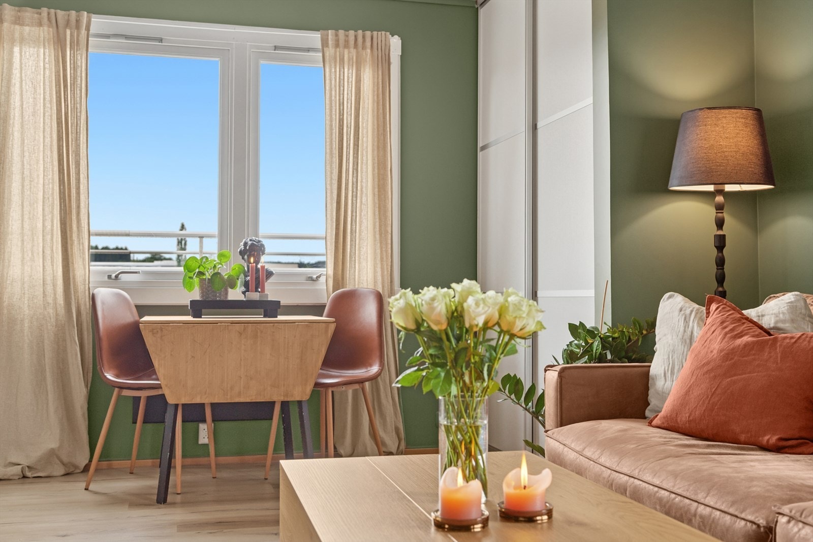 Koselig spisegruppe som du kan dekke på og invitere inn til sosiale sammenkomster og hyggelige måltider. Galleribilde