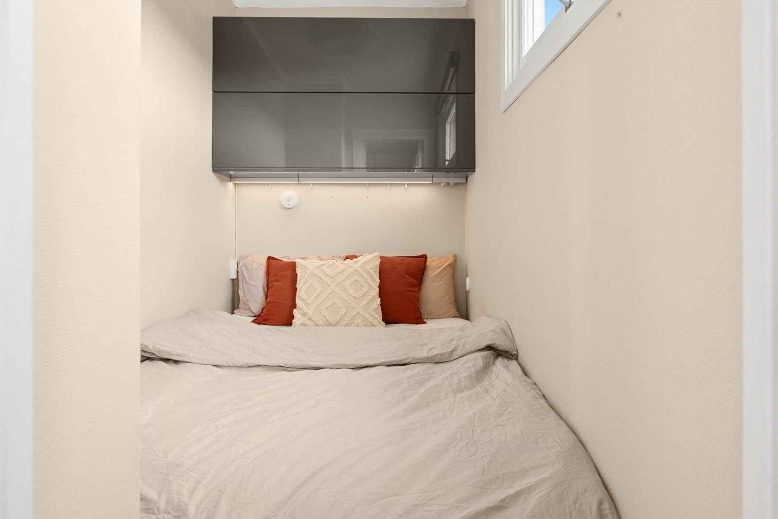 Lyst soverom/alkove med plass til dobbeltseng. Garderobeskap. Galleribilde