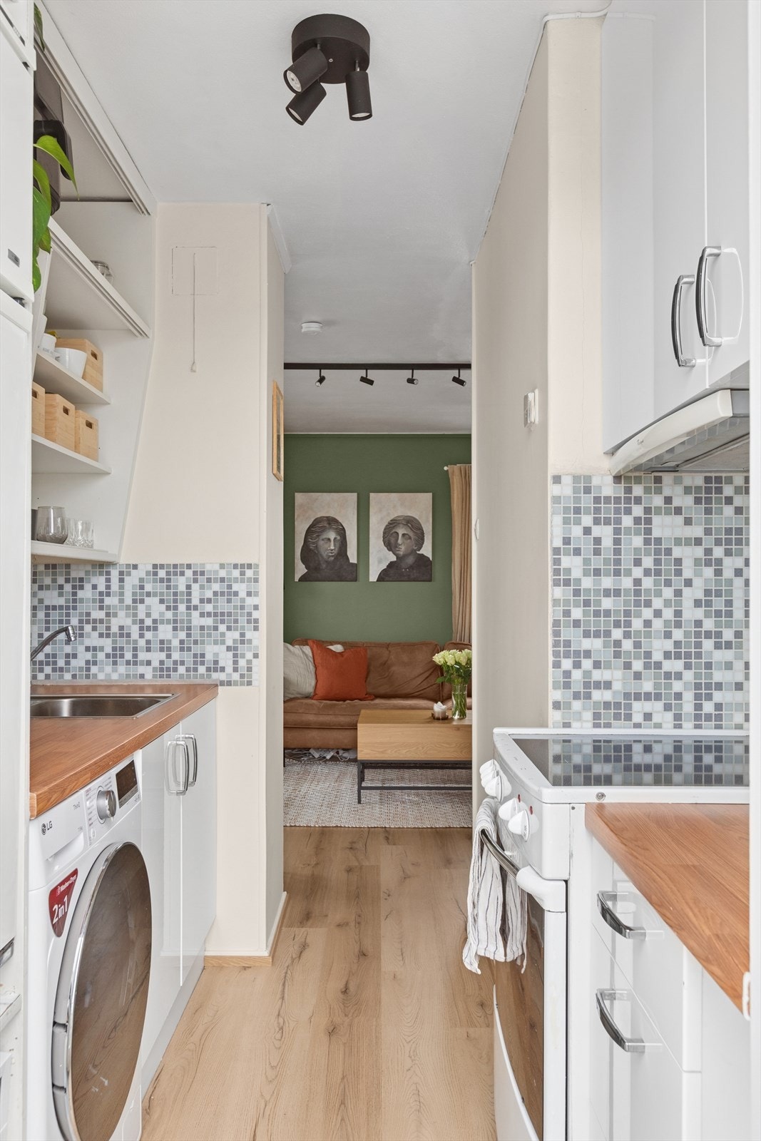 Kjøkkenet har en åpen løsning mot stuen. Galleribilde