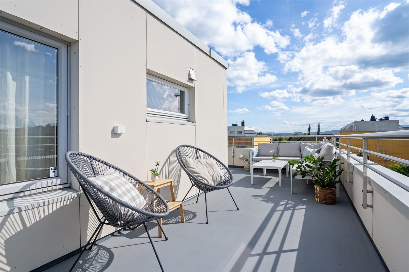 Romslig takterrasse med flere møbleringsmuligheter. Galleribilde