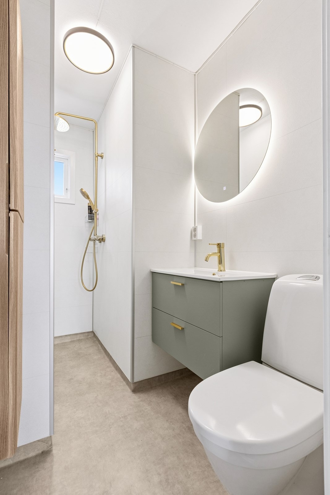 Utstyrt med dusjnisje med dusjgarnityr på vegg, Innredning med servant og gulvmontert toalett. Galleribilde