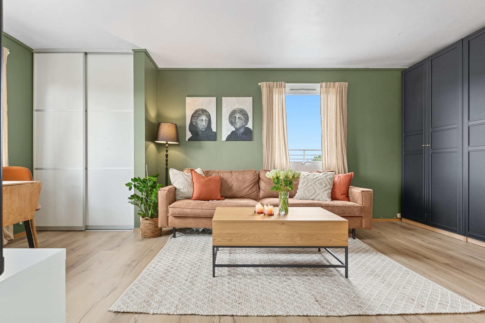 Smart og stilren stue med gode garderobeløsninger. Galleribilde