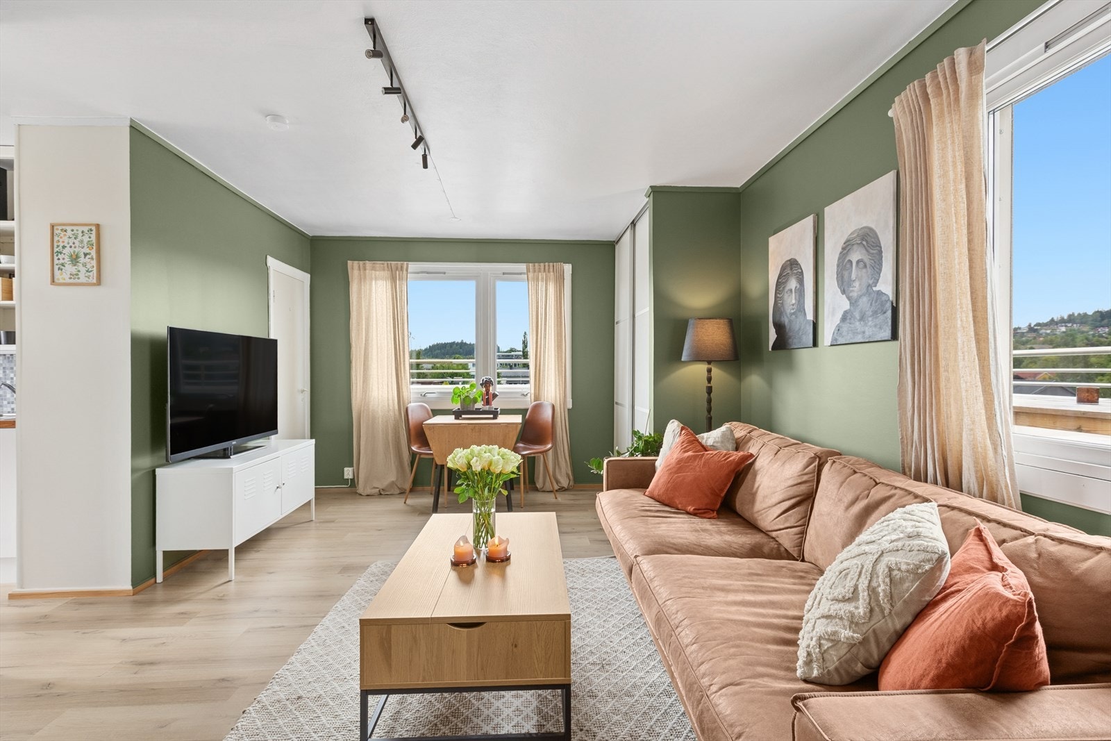 Meget pen stue med store vindusflater som slipper inn mye naturlig lys. Galleribilde