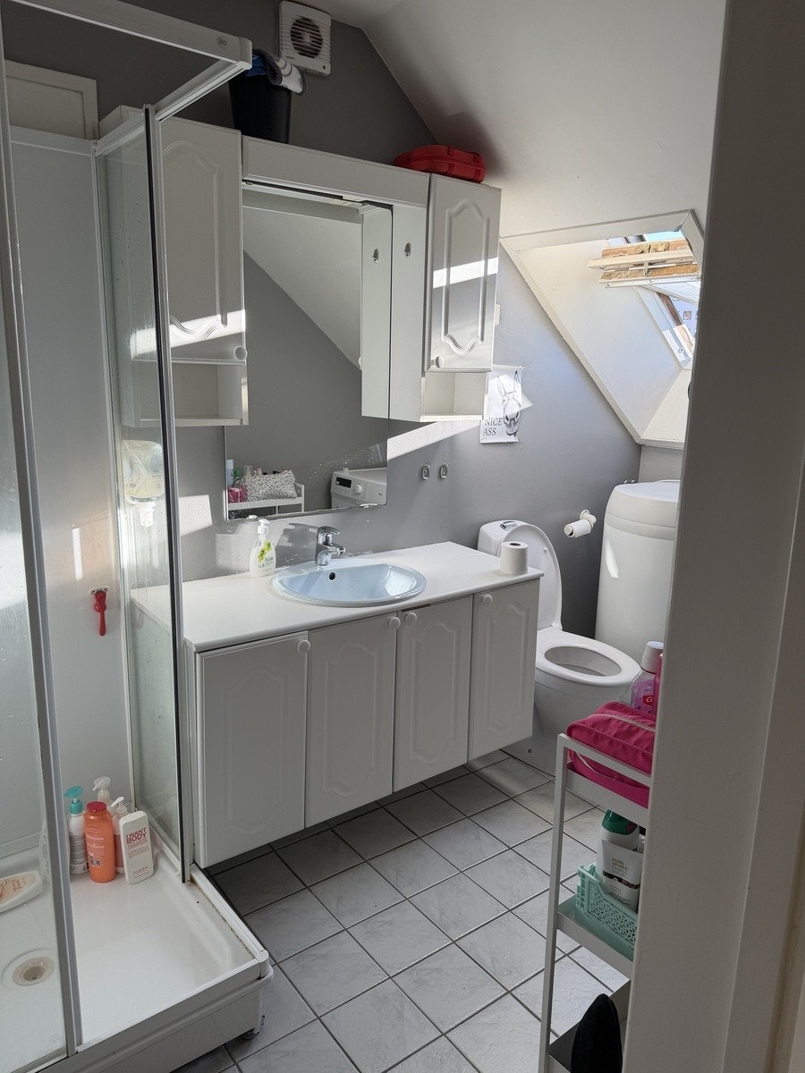 Bad med kombinert vask og tørketrommel Galleribilde