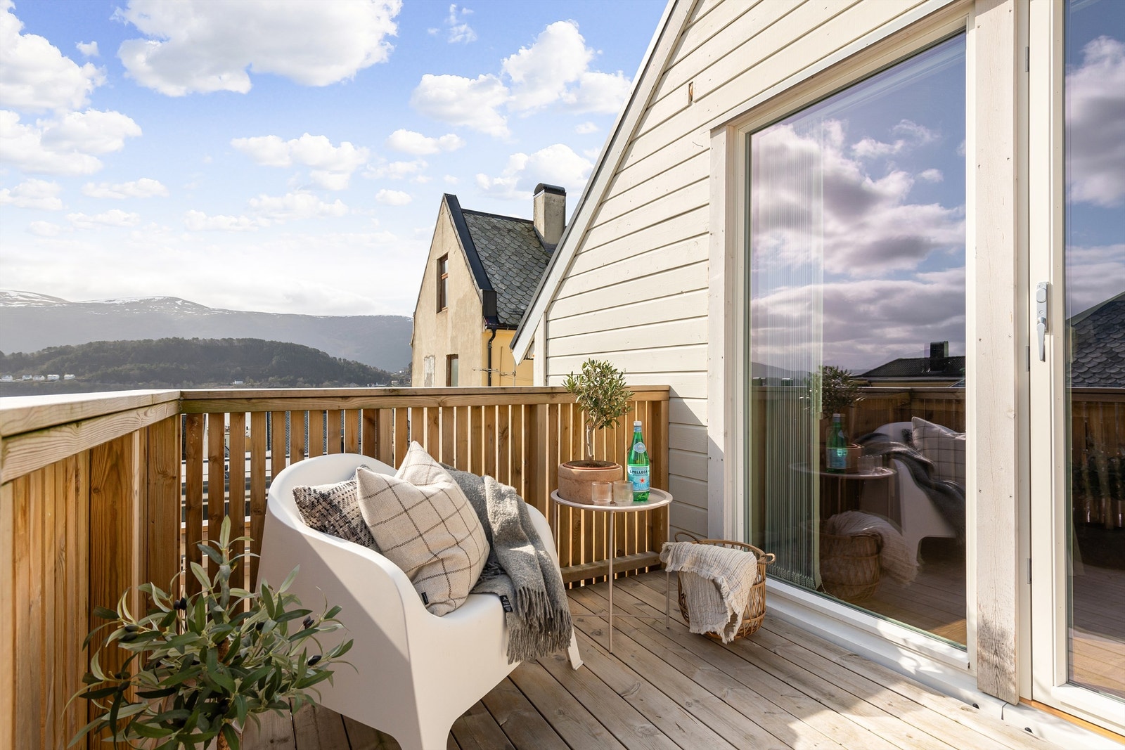 Det er adkomst til terrassen via dør fra stue og trapp til terrassedekke på garasjetak. Galleribilde