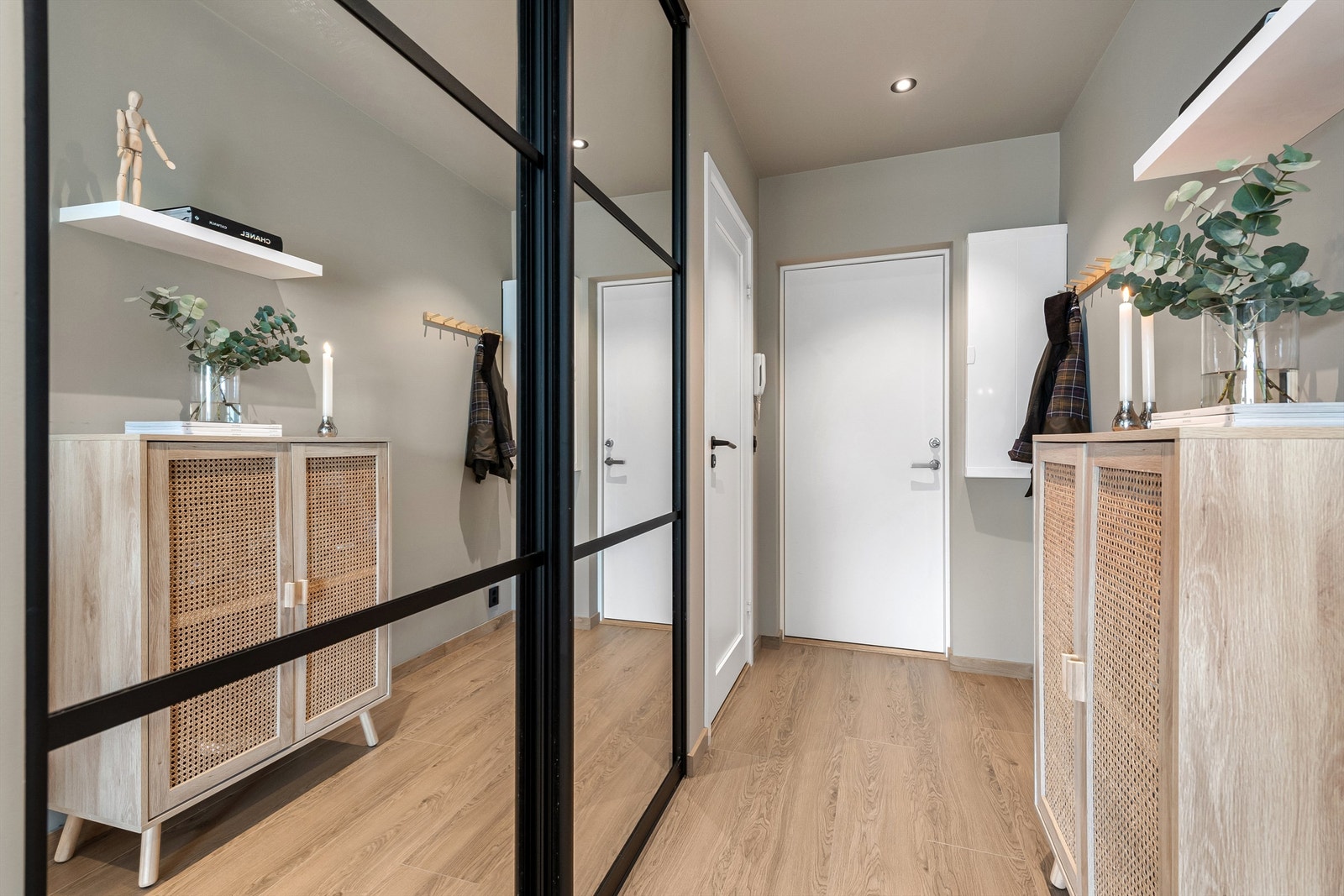 Gang med stor skyvedørsgarderobe og gode oppbevaringsmuligheter for yttertøy og sko Galleribilde