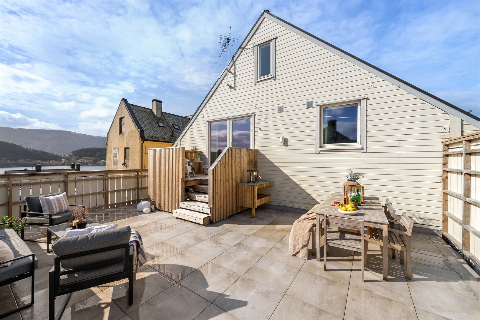 Stor terrasse på garasjetak på ca. 47 kvm som denne leilighet benytter som terrasse (leieavtale med sameiet) Galleribilde