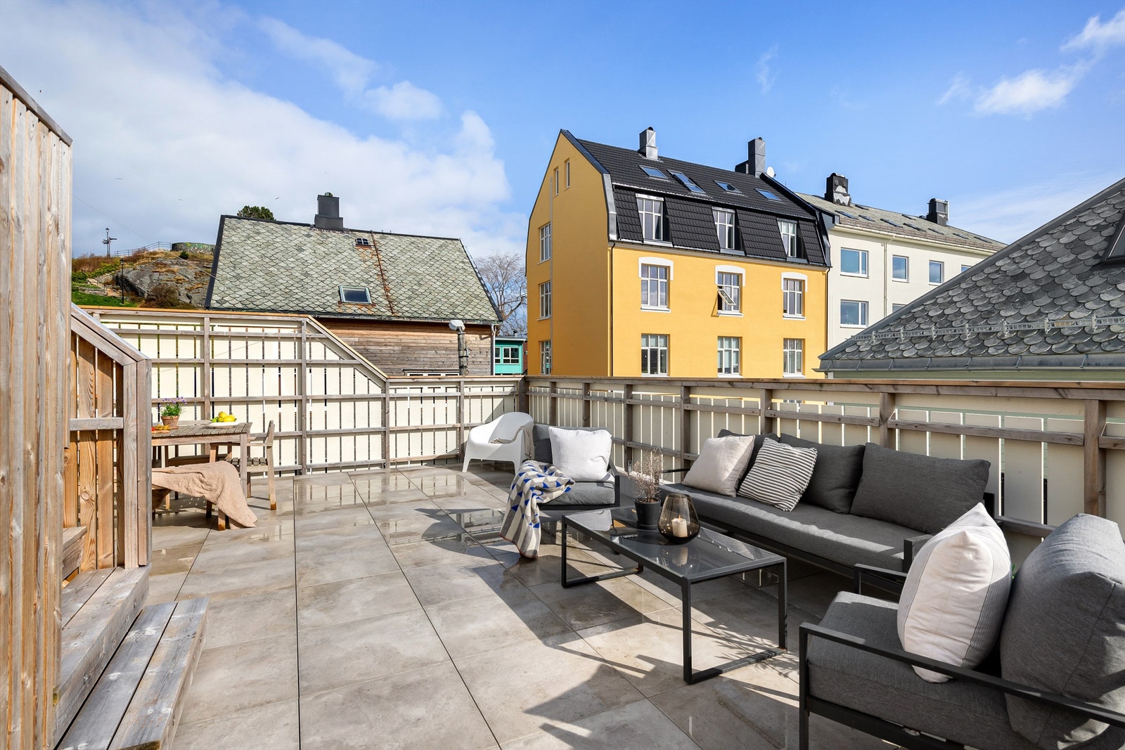 Stor og romslig terrasse Galleribilde