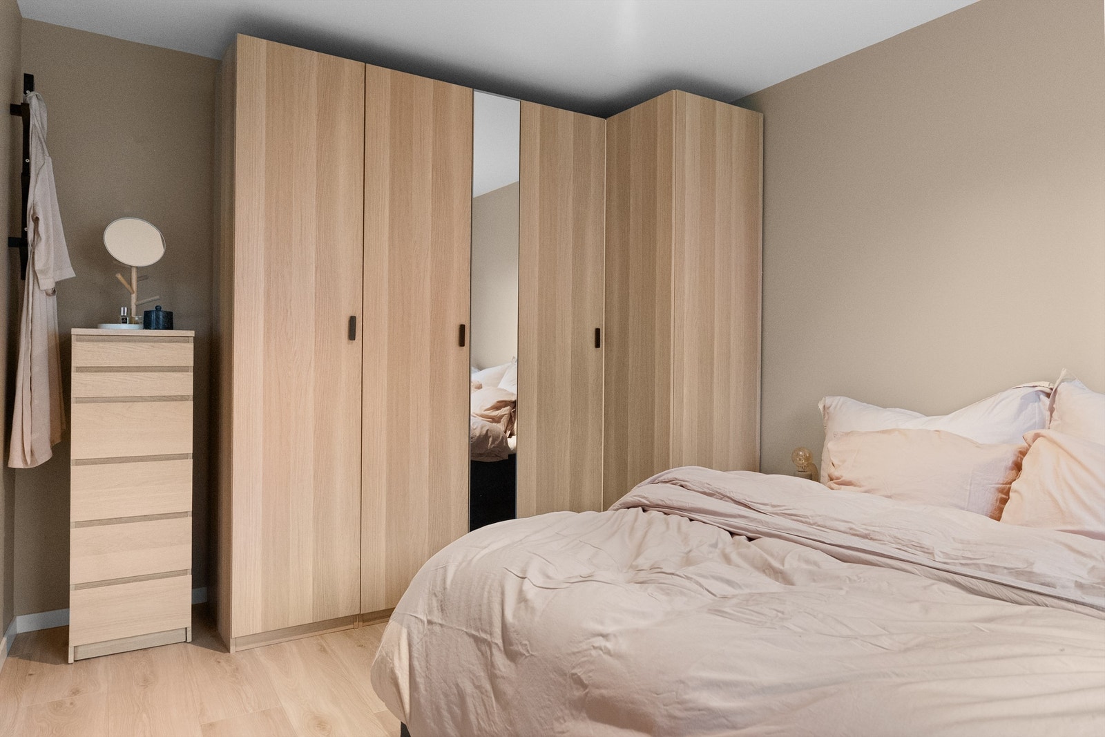 - Innredet med stor Pax garderobe fra IKEA - Galleribilde