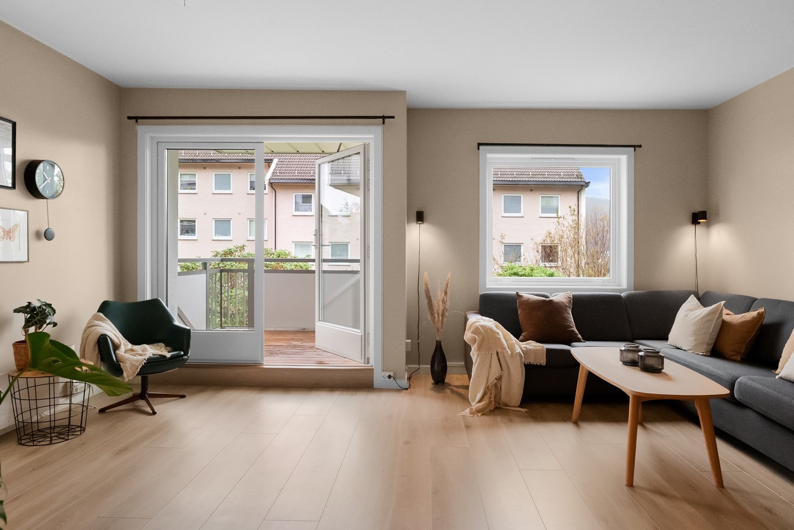 - Stor og lys stue med slette overflater og et flott 1-stavs laminat gjennomgående i leiligheten - Galleribilde