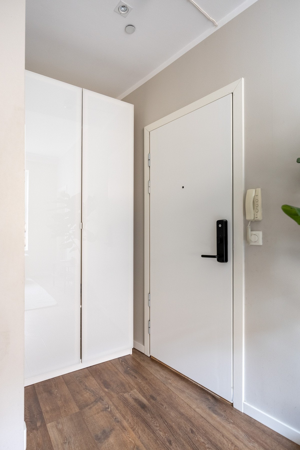 Entré med plass for klesoppheng og oppbevaring av sko. Galleribilde