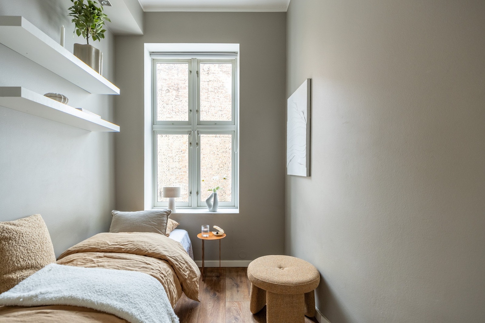 Plass til seng og nattbord. Galleribilde