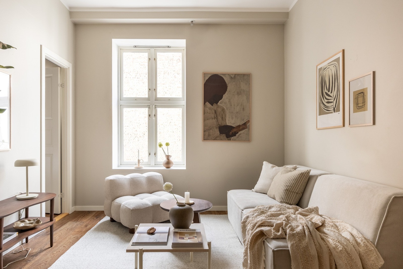 Overflatene er malt i en lys og behagelig fargetone. Galleribilde