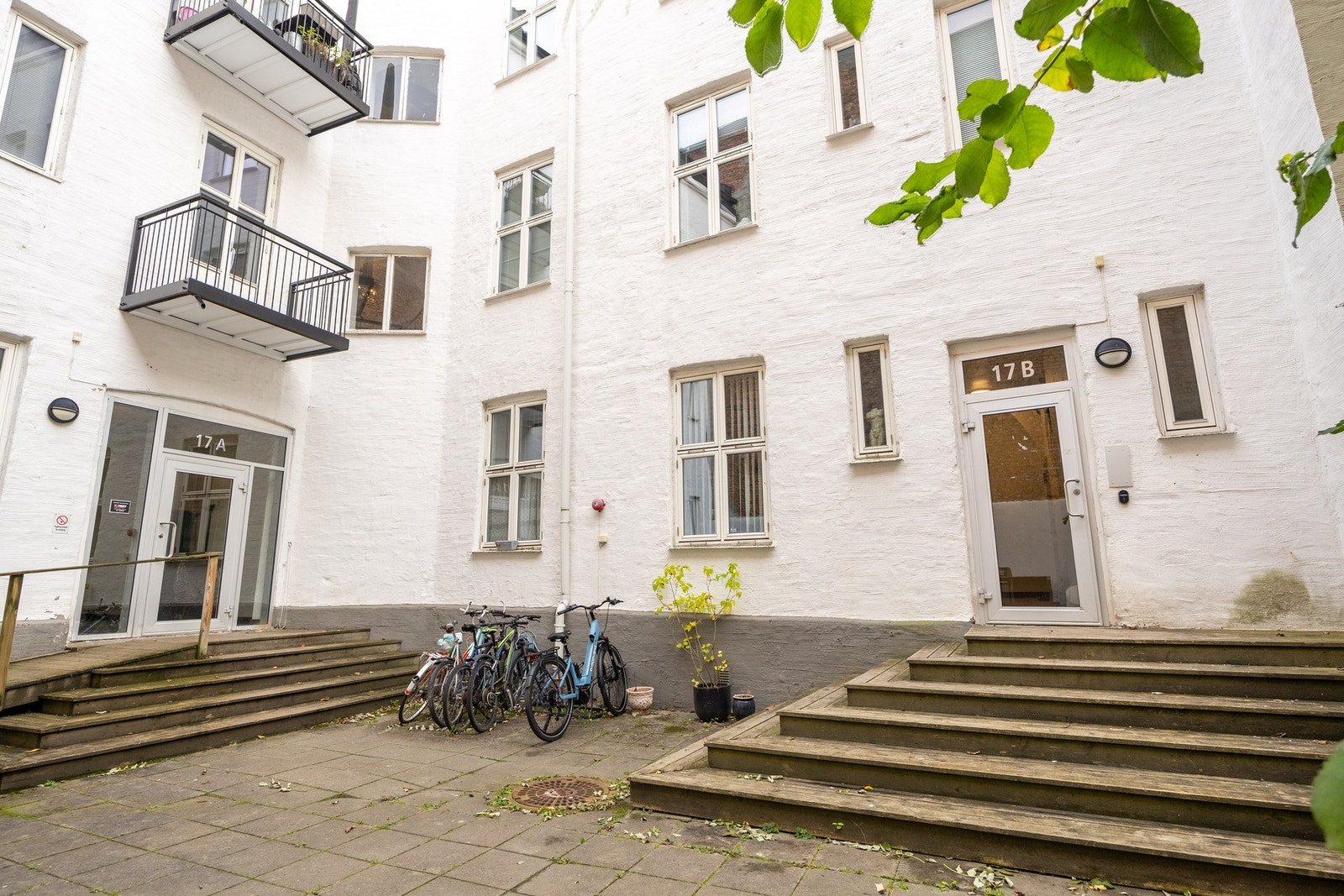 Bygården har en koselig bakgård med sittegrupper og mulighet for grilling. Galleribilde