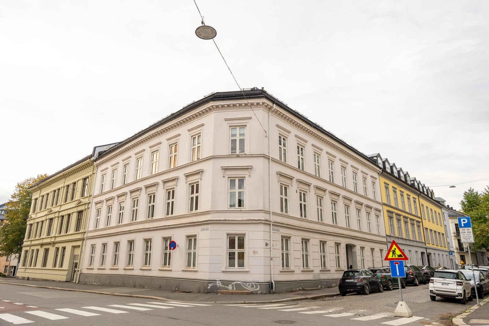 Leiligheten ligger i en klassisk bygård fra slutten av 1800-tallet, som ble ombygget til boliger i 2007. Galleribilde