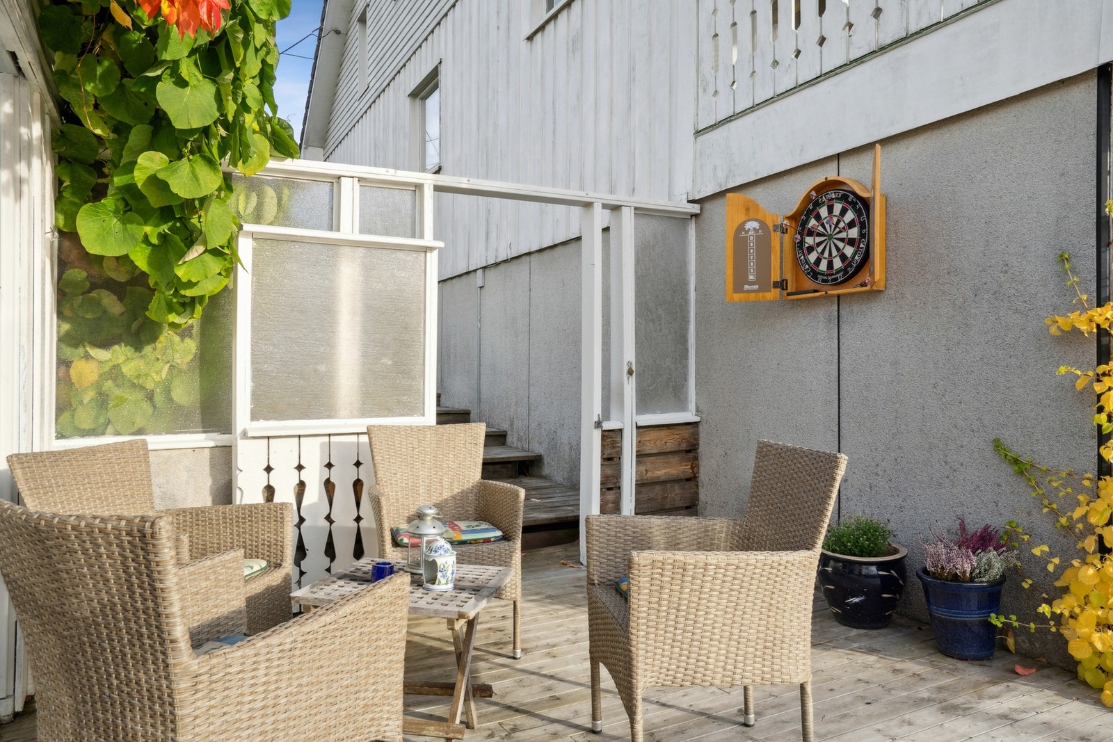 Hyggelig uteplass med mulighet for flere utemøbler. Galleribilde