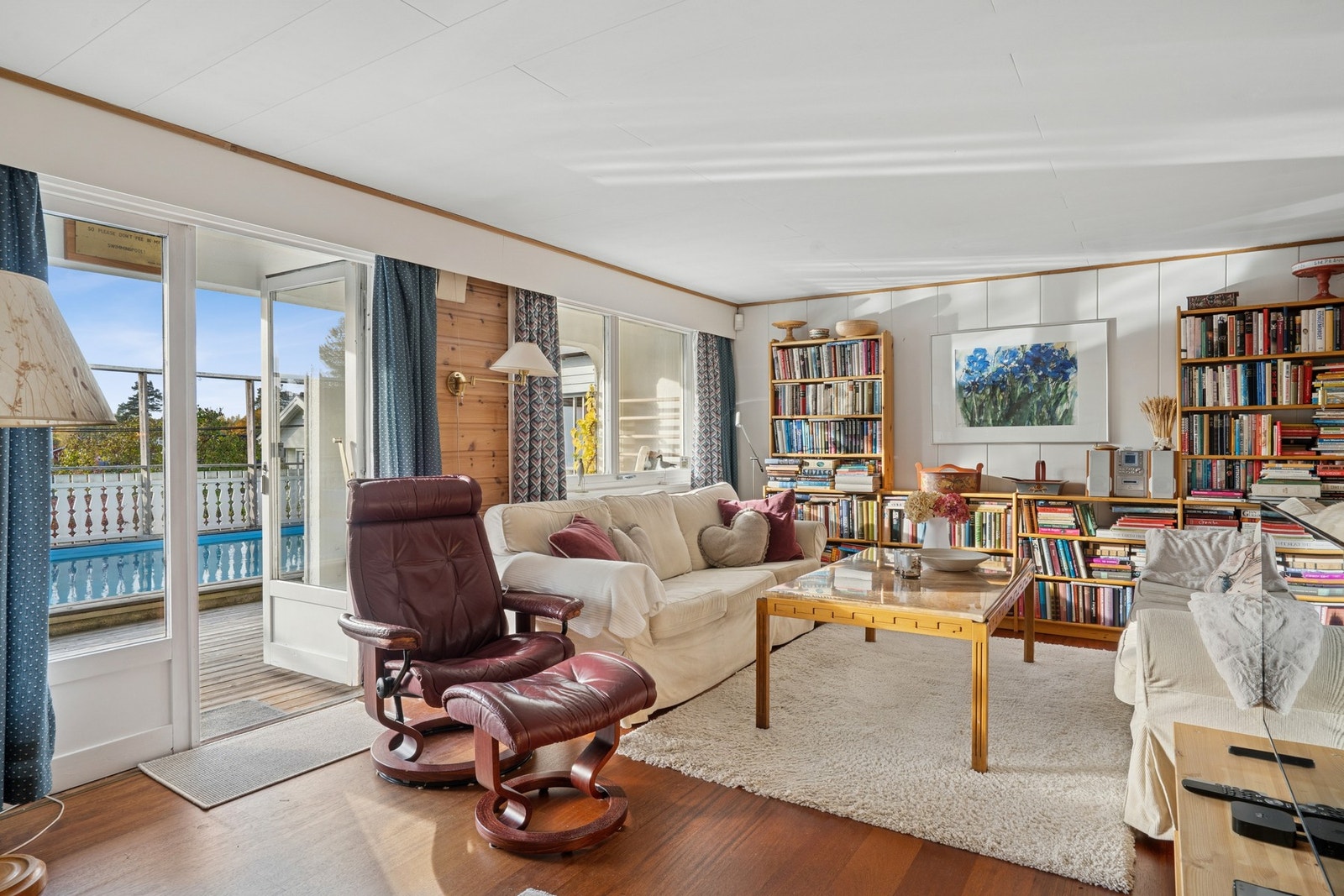 Kjellerstuen er også av romslig karakter og har direkte utgang til uteplassen. Galleribilde