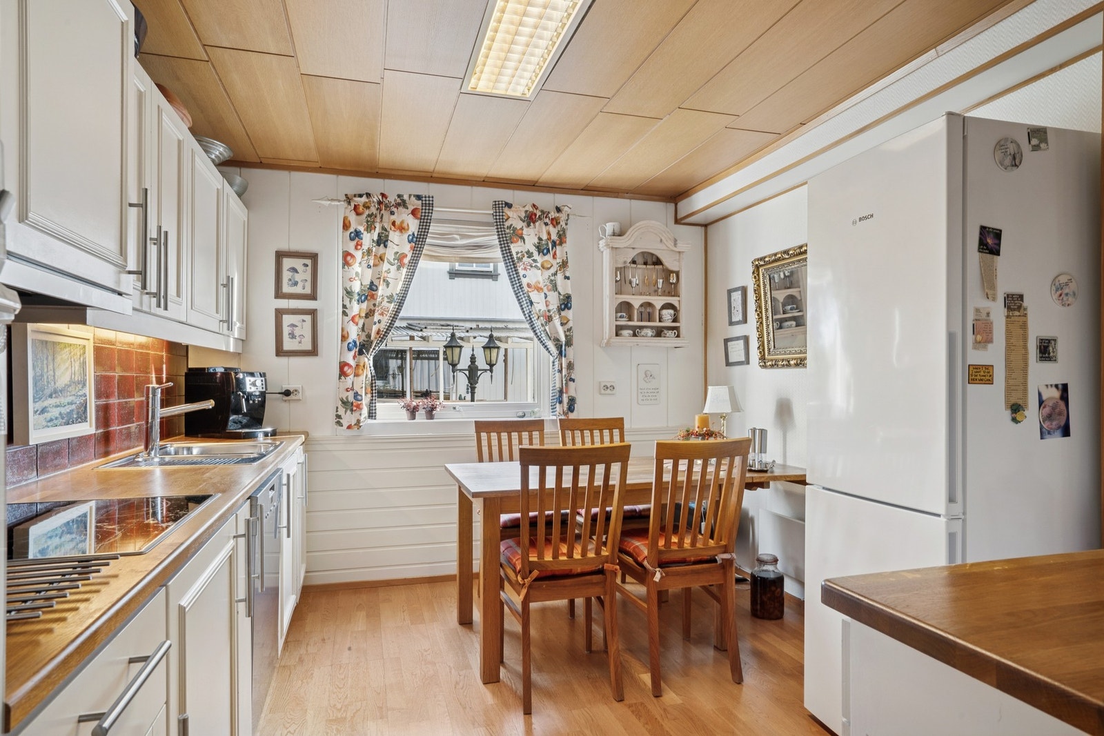 Kjøkkenet har plass til spisebord og stoler. En fin plass hvor frokosten kan nytes. Galleribilde