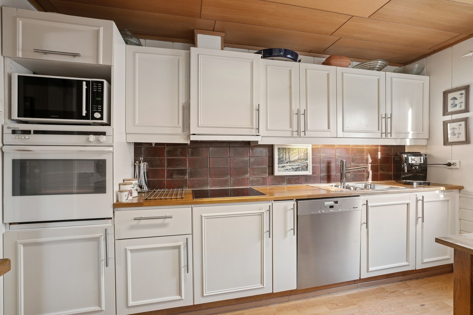 Kjøkkenet kan by på en innredning med profilerte fronter og laminert benkeplate. Galleribilde