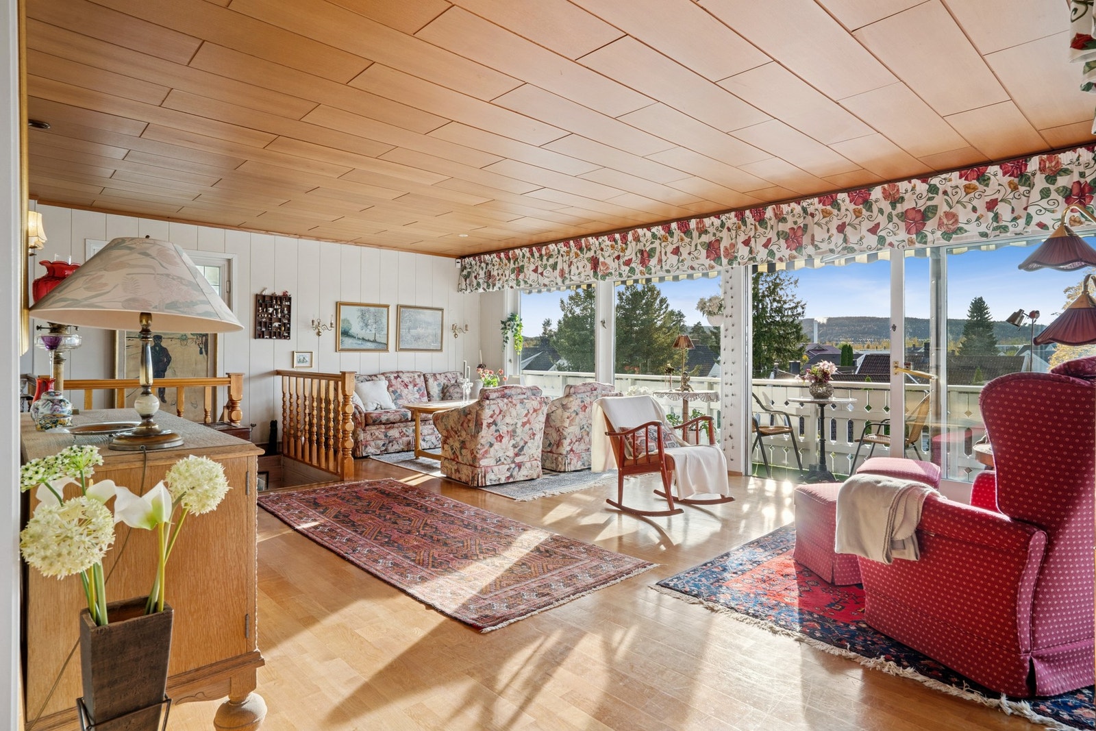 Stue av romslig karakter med god plass til innredning av flere soner. Galleribilde