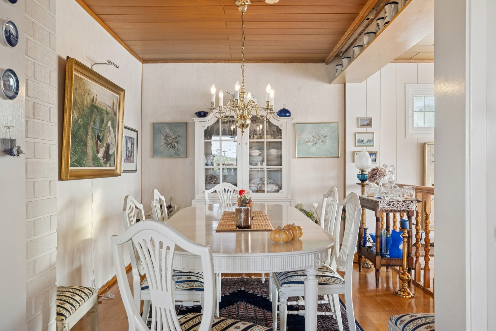 En del av stuen kan innredes med spisestue, som har plass til et stort spisestuebord med tilhørende stoler. Galleribilde