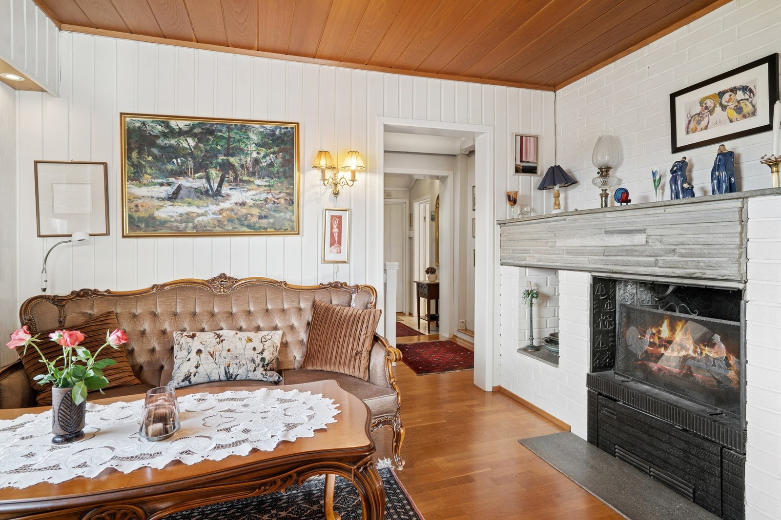 Mellomstue som byr på et trivelig ildsted som gir en lun peisvarme. Galleribilde