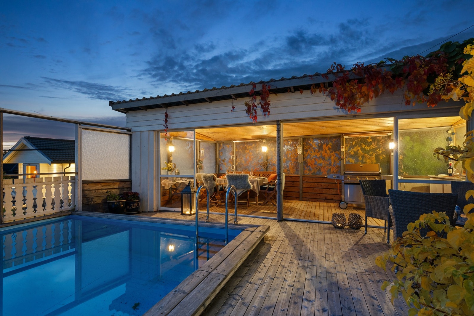 Boligen har et flott uteområde beståenda av hage, terrasser og balkong på til sammen 96 kvm, vinterhage, basseng og mer. Galleribilde