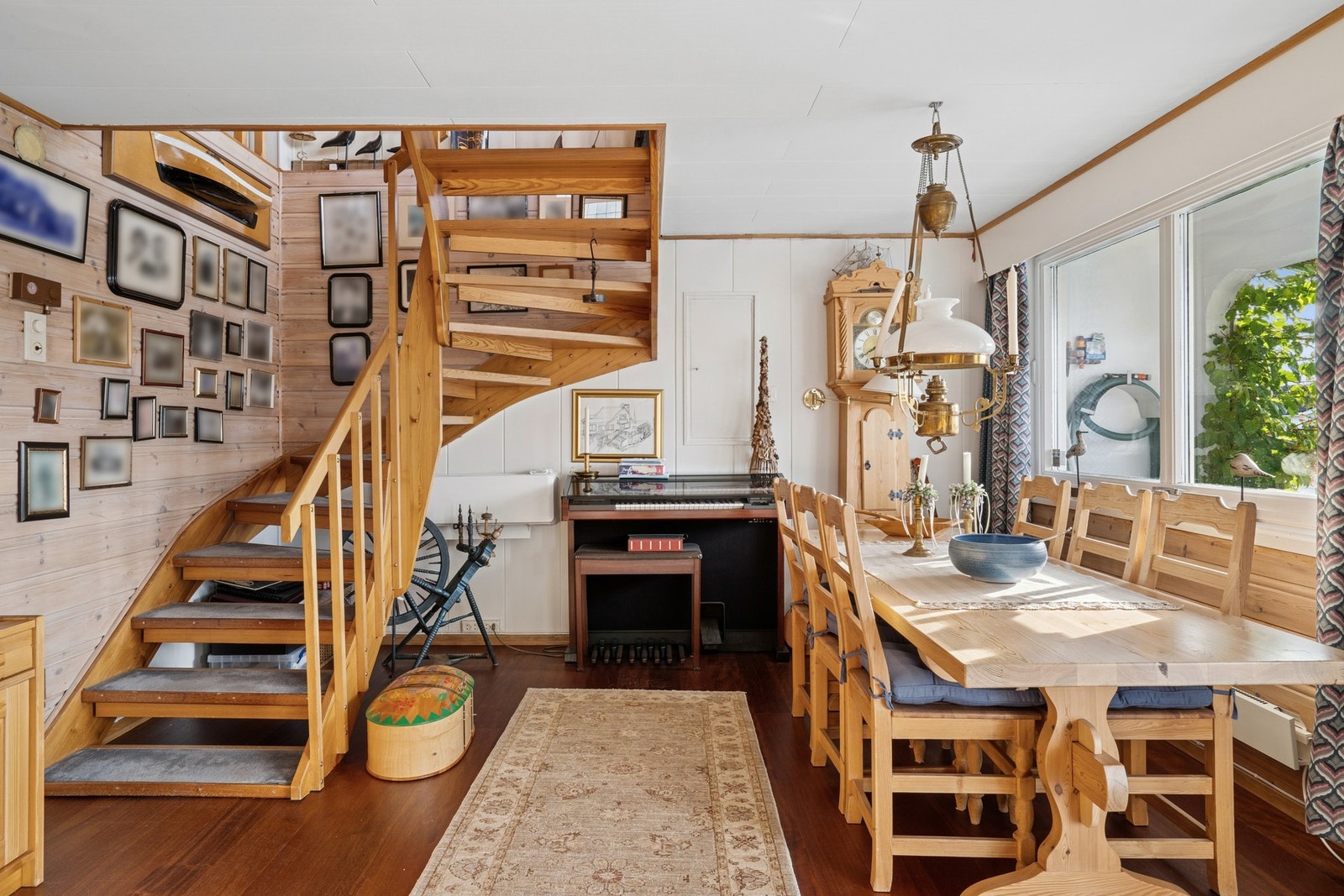 Kjellerstue med utgang til uteplass. Galleribilde