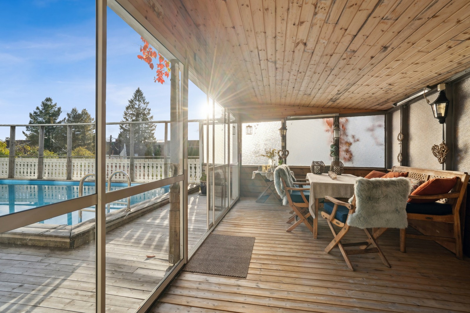 I enden på uteplassen er det en lun hagestue med god plass til utemøblementet. Galleribilde