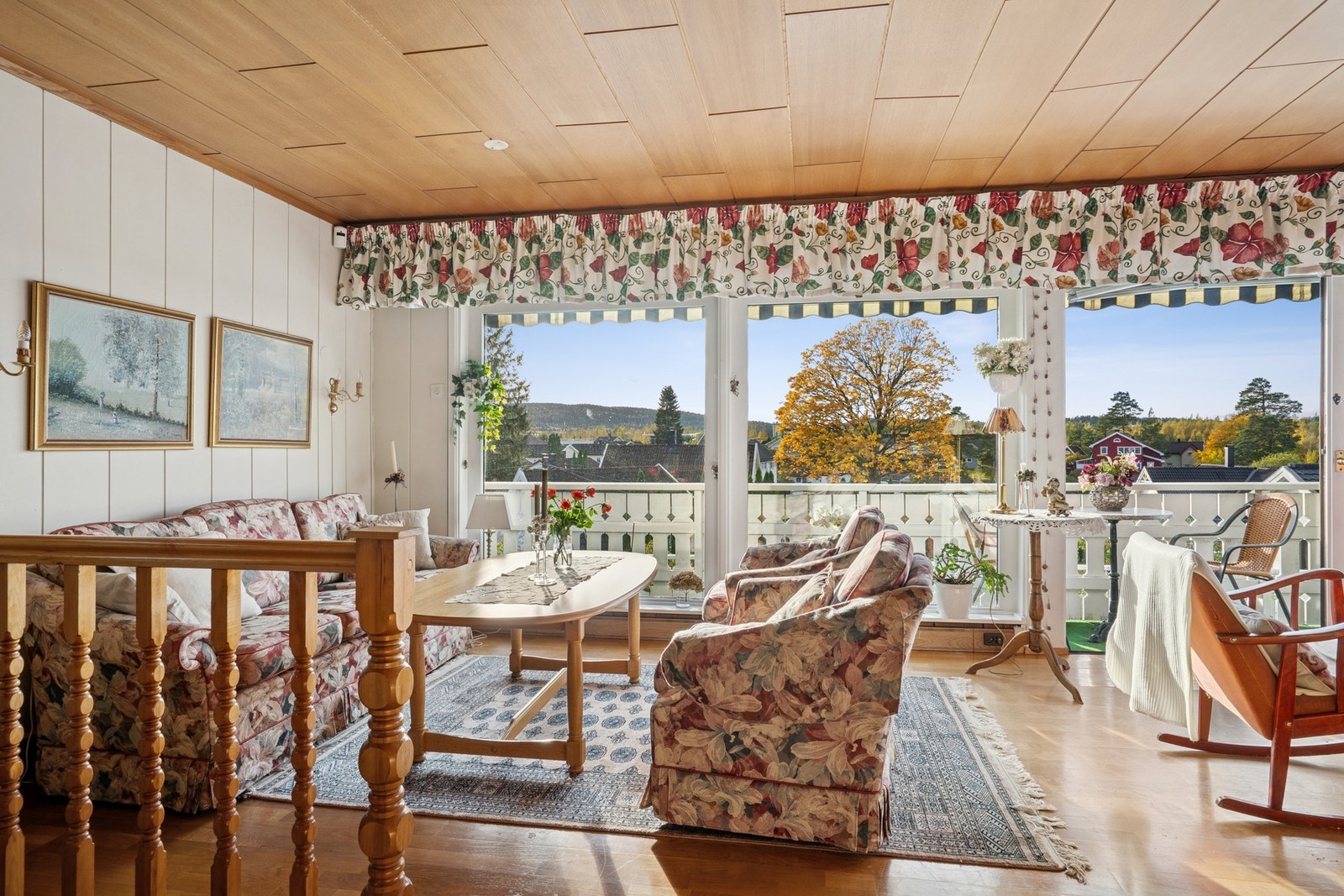 Stuen har store vindusflater som sørger for rikelig med lysinslipp. Galleribilde