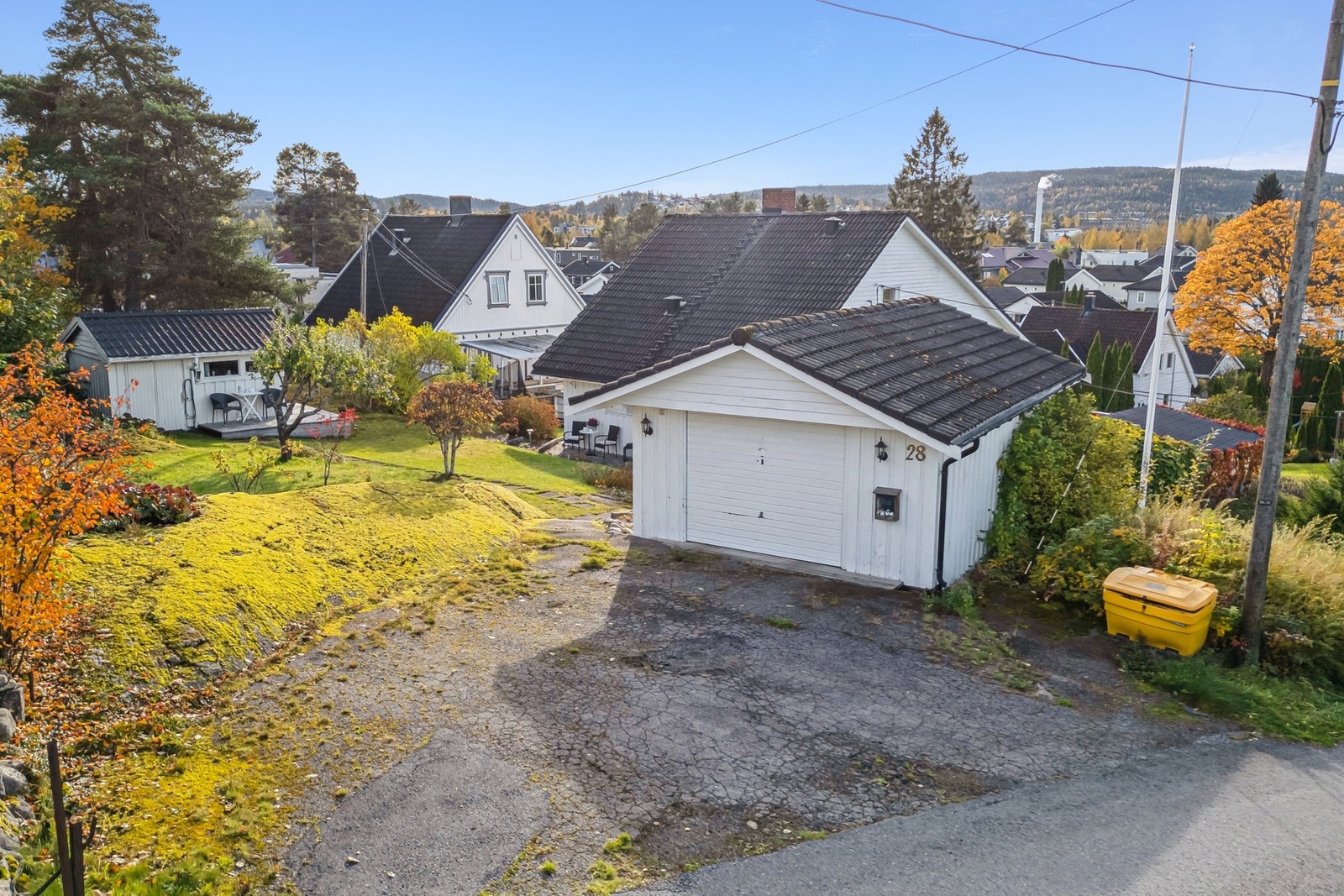 Eiendommen har parkering i egen frittstående garasje. Ellers parkering på egen tomt. Galleribilde